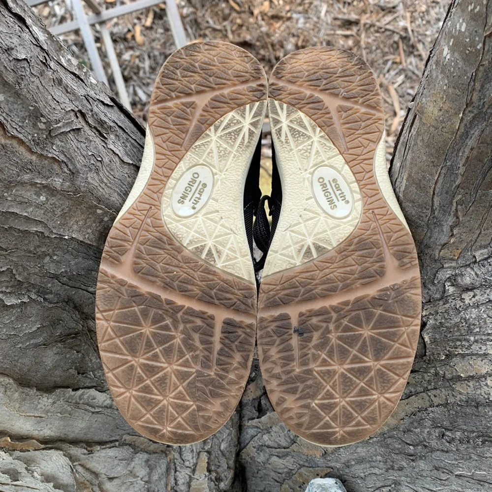 Earth Origins Mary Jane tennies in great condition, hardly worn - Picture 2 of 4